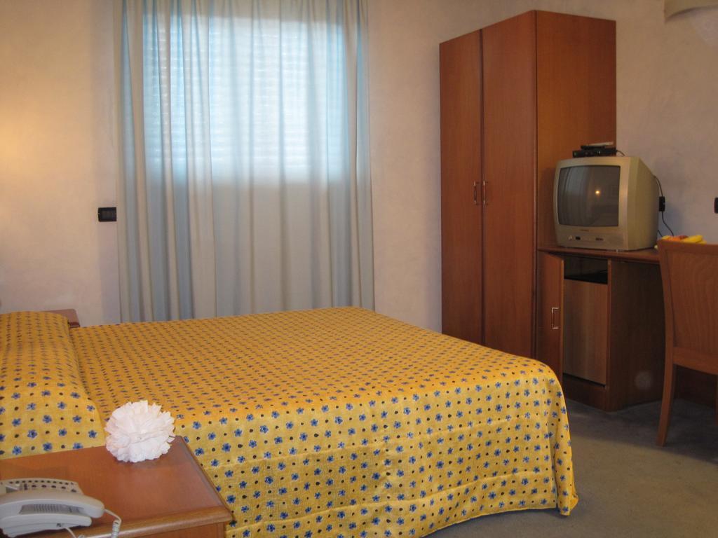 Hotel Italia Carmagnola Phòng bức ảnh