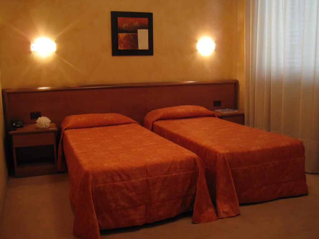 Hotel Italia Carmagnola Phòng bức ảnh